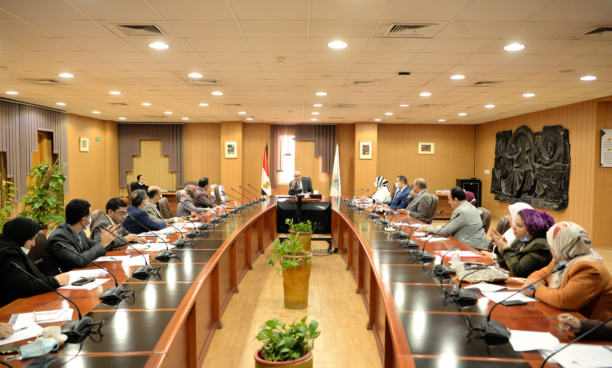 The meeting of President of Mansoura University and the Director of Mansoura University Quality Assurance and Assessment Center with the unaccredited faculties
